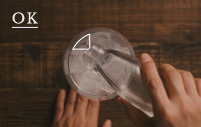 
        炭酸が抜けないように、<br>氷とグラスの隙間にトニックを注ぐ
      