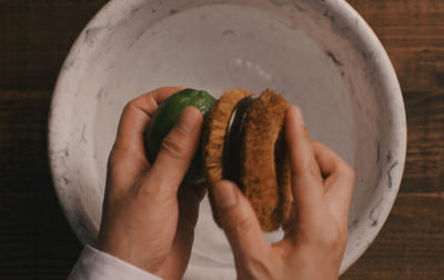 
        ライムの表面についた汚れを水洗い。<br>
        そのあとタオルでしっかりと水を拭きとる。
      