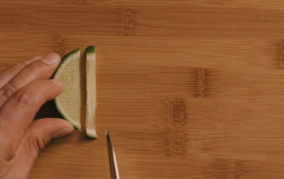 
        水洗いしたライムを1/8にカットした後、<br>
        中心のスジを切り取る。
      