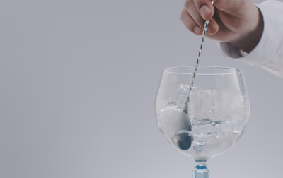 
        ジンをステア（混ぜる）する際は、全体が冷えるように10回ほどかき混ぜる。<br>
        その際、グラスの内側にバースプーンの背が常にあたるようにする。
      