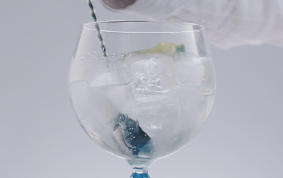 
        トニックをステアする際は、炭酸が抜けないように、
        氷を持ち上げるようにしながら、1～2回だけバースプーンでステアする。
      